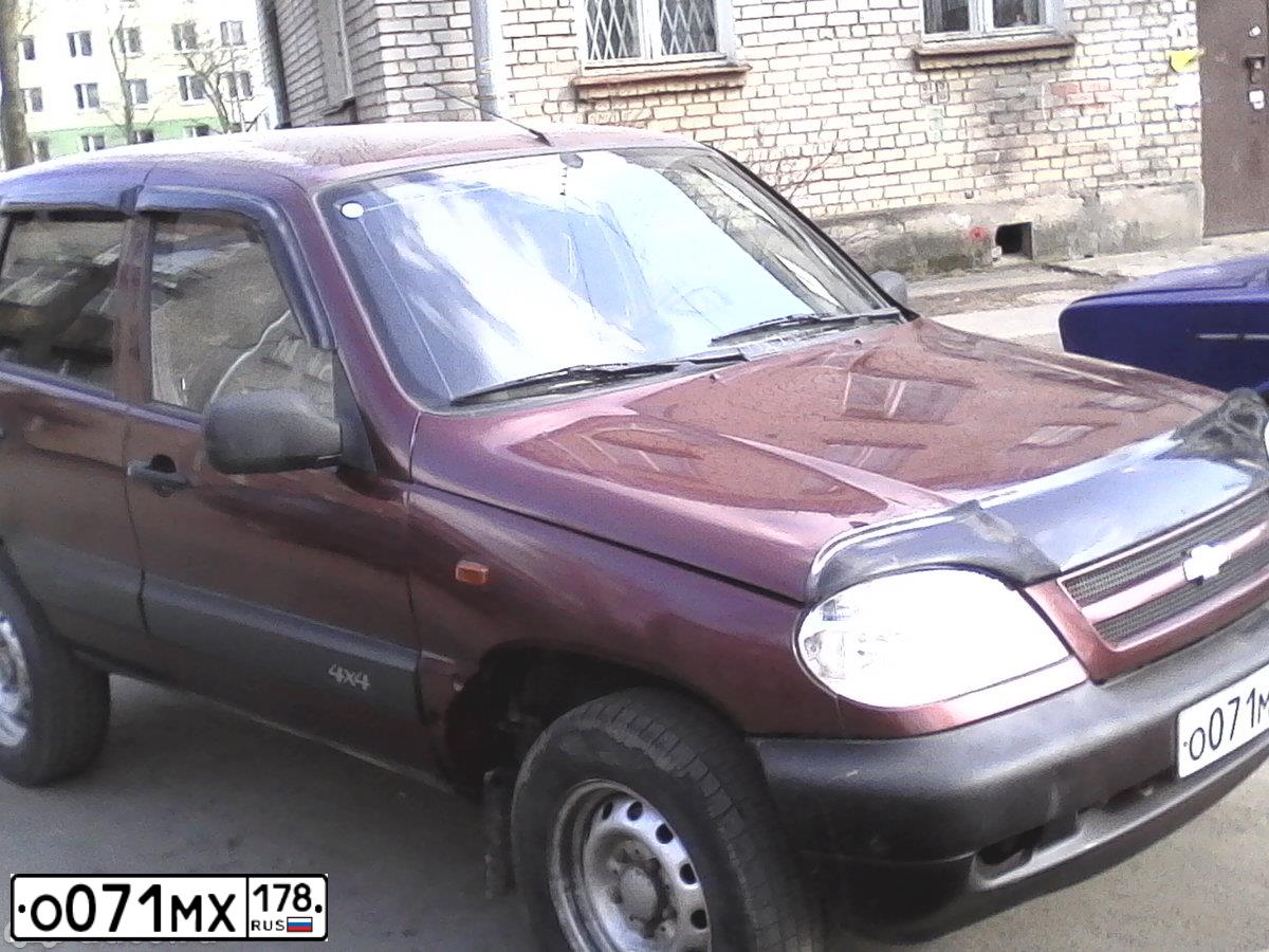 Фото автомобиля CHEVROLET NIVA, 2004 — госномер Т938ТЕ198. Цвет: Красный