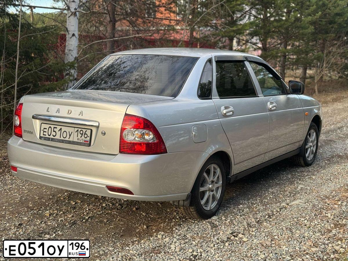 Фото автомобиля LADA 2170 PRIORA, 2017 — госномер Е051ОУ196. Цвет: СВЕТЛО-СЕРЕБРИСТЫЙ