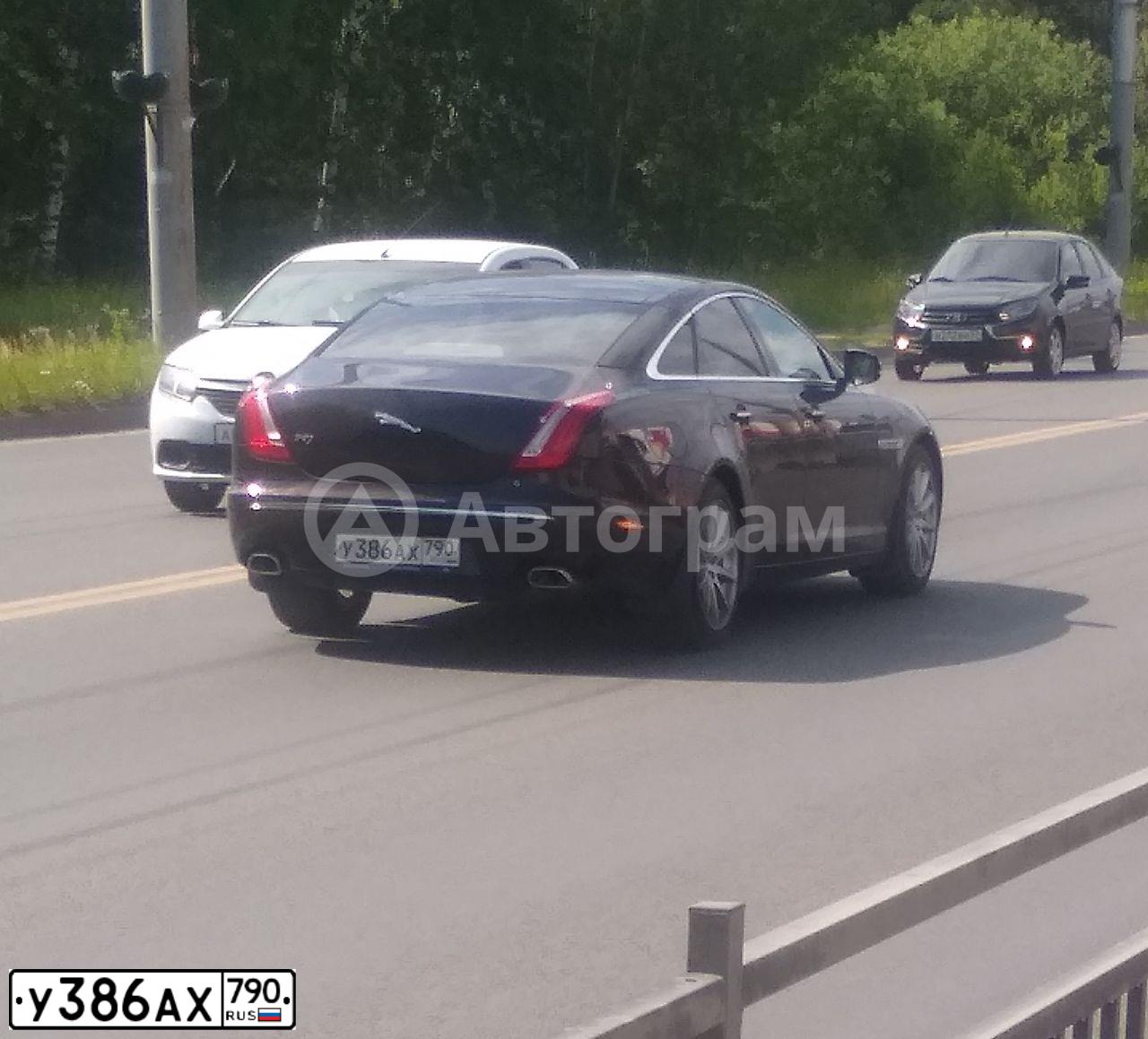 Фото автомобиля JAGUAR XJ, 2010 — госномер С371ММ977. Цвет: Коричневый