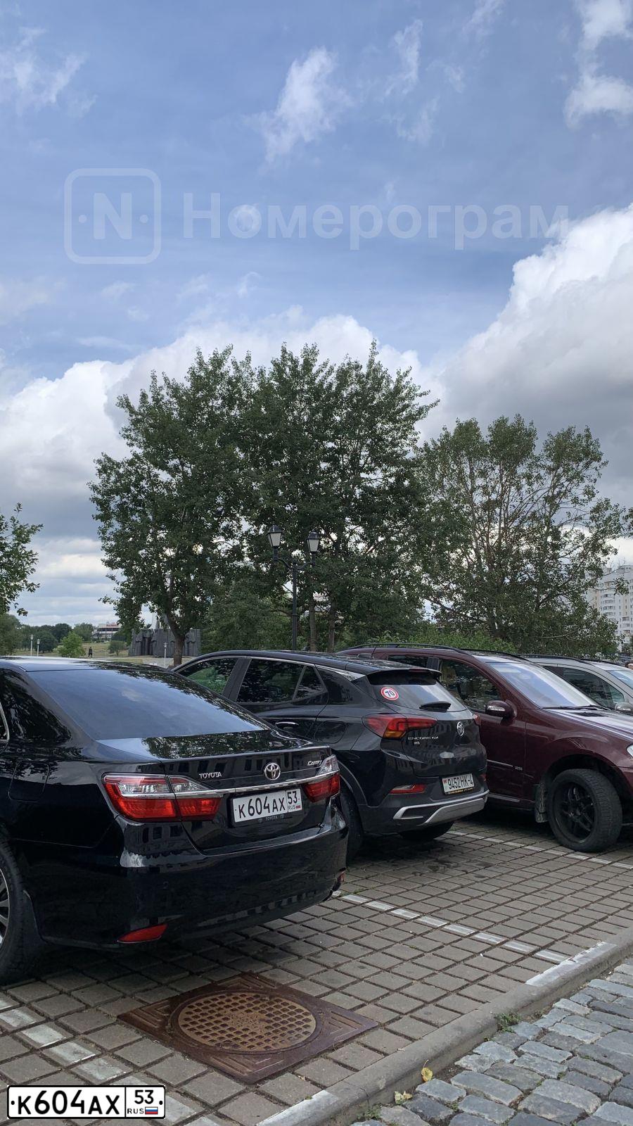 Фото автомобиля TOYOTA CAMRY, 2015 — госномер К604АХ53. Цвет: ЧЕРНЫЙ МЕТАЛЛИК