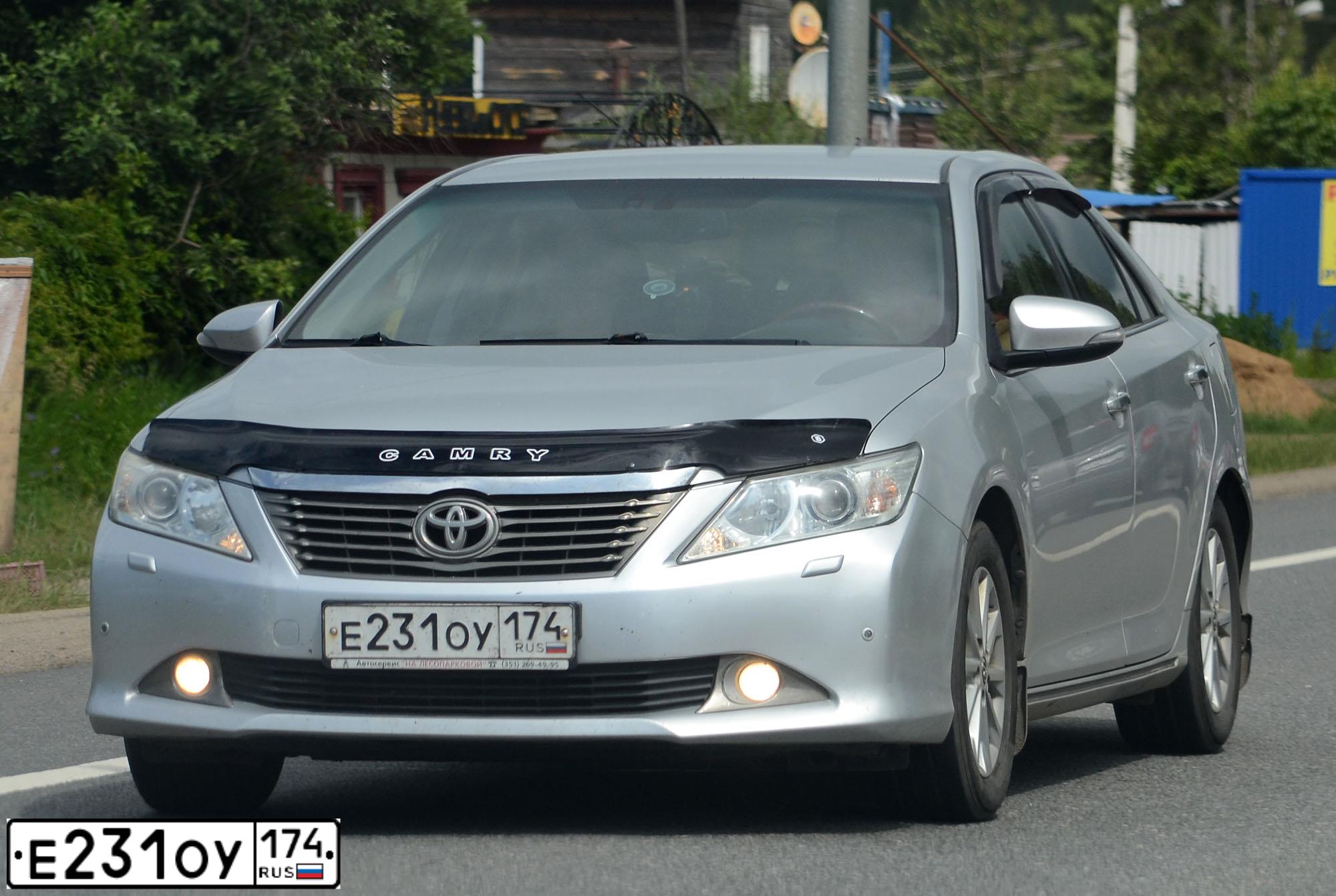 Фото автомобиля TOYOTA CAMRY, 2012 — госномер Е231ОУ174. Цвет: СЕРЕБРИСТЫЙ