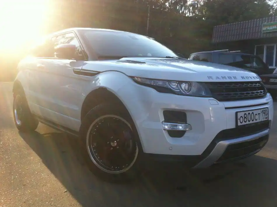 Фото автомобиля LANDROVER RANGE ROVER EVOQUE, 2012 — госномер О800СТ190. Цвет: ЯРКО - БЕЛЫЙ