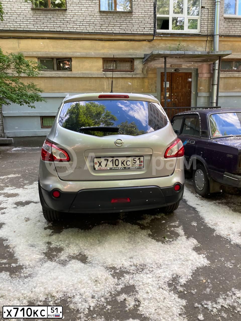 Фото автомобиля NISSAN QASHQAI, 2010 — госномер Х710КС51. Цвет: Серебристый