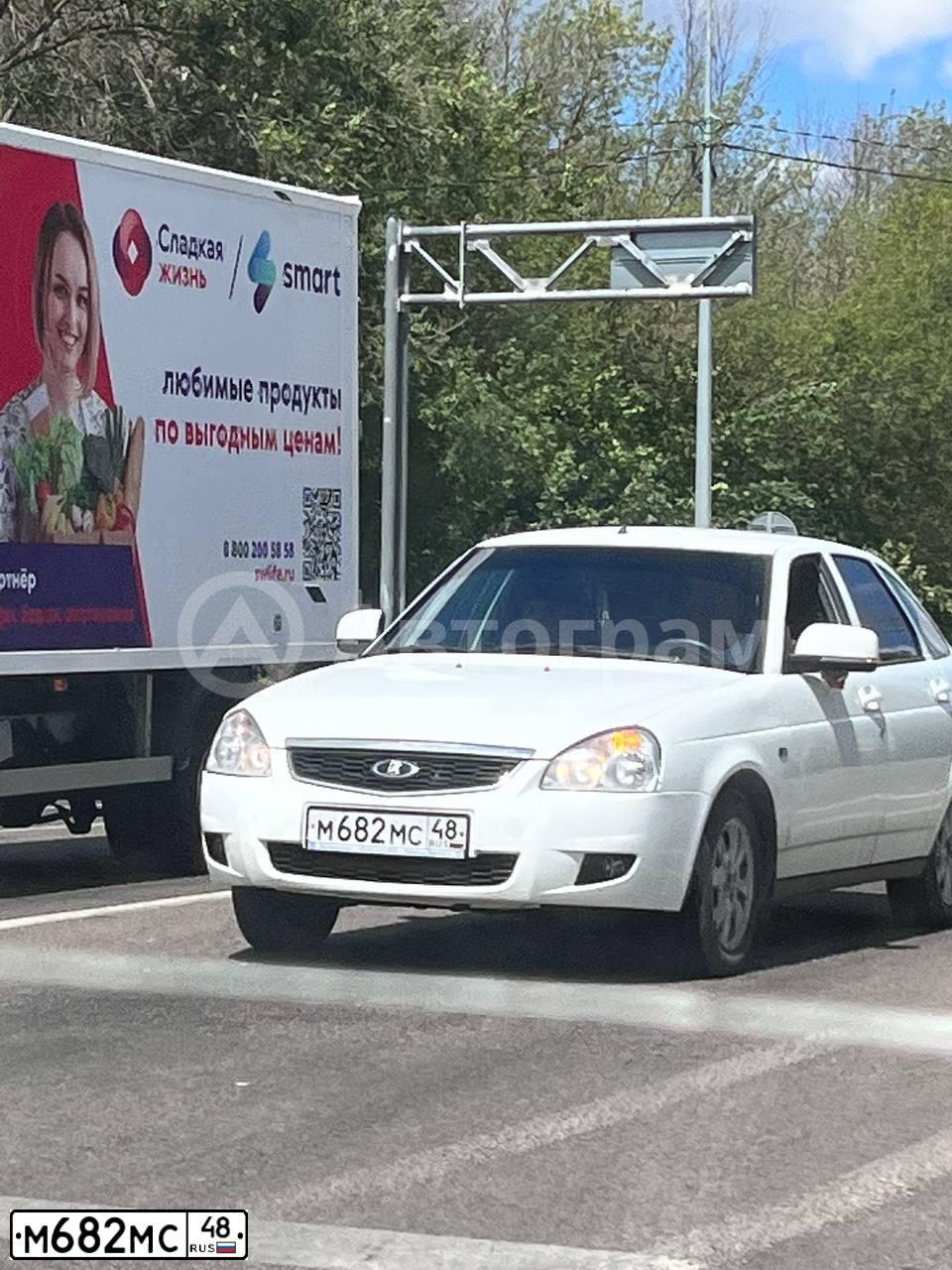 Фото автомобиля LADA 2172 PRIORA, 2014 — госномер М682МС48. Цвет: БЕЛЫЙ