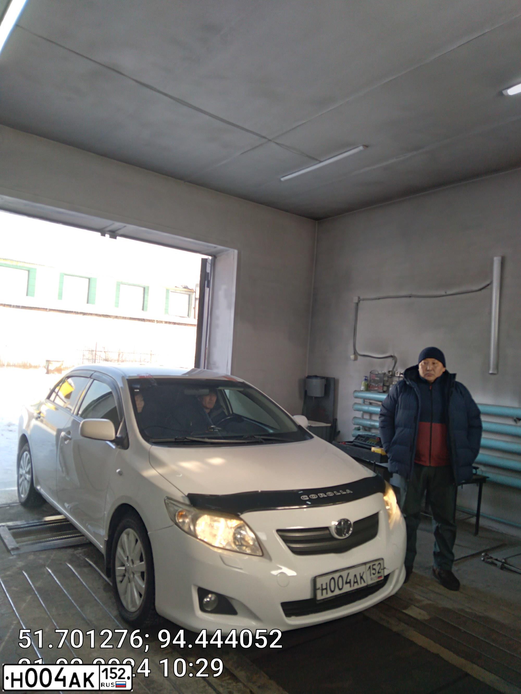 Фото автомобиля TOYOTA COROLLA, 2009 — госномер Н004АК152. Цвет: Белый