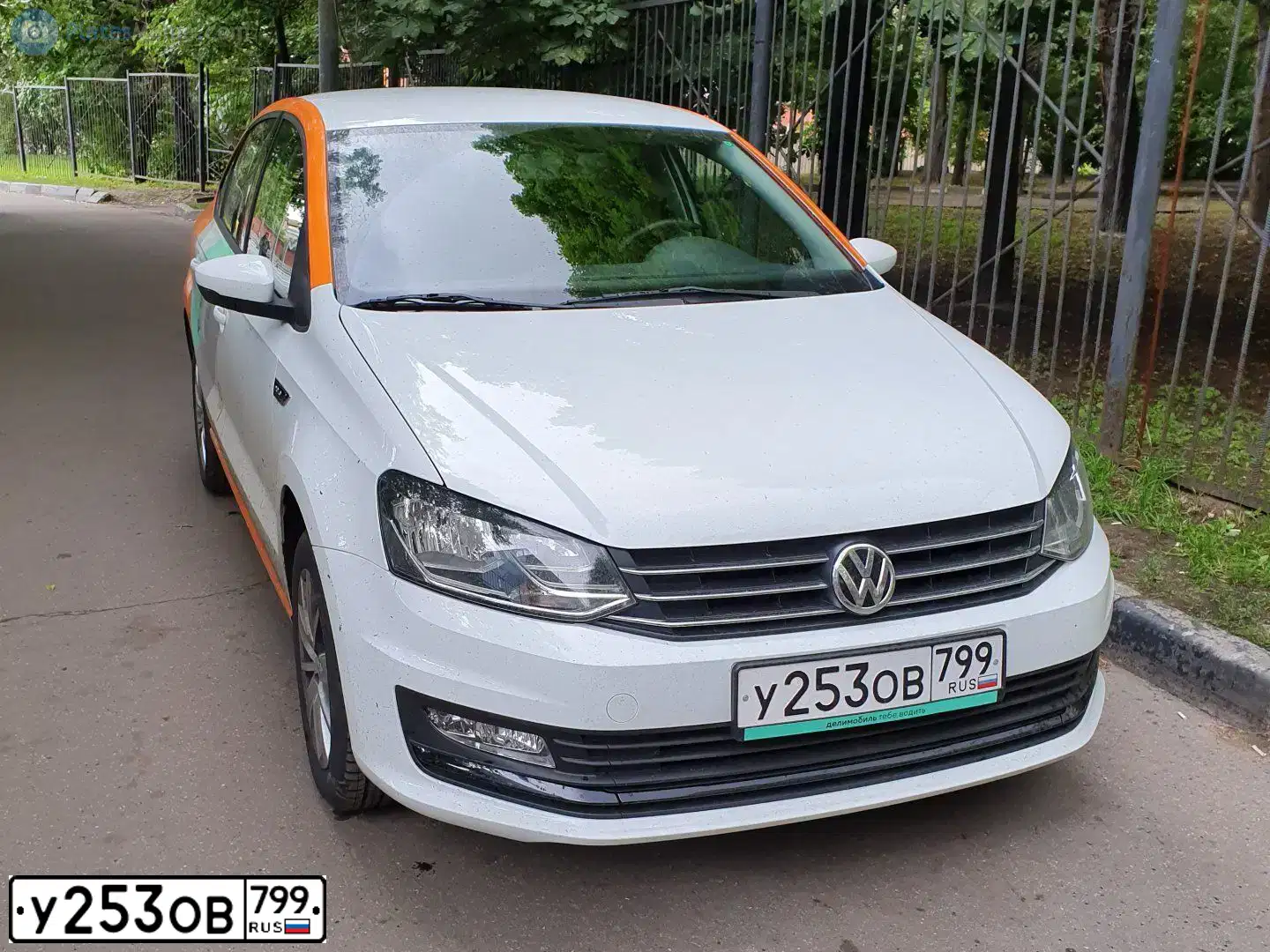 Фото автомобиля VOLKSWAGEN POLO, 2019 — госномер У253ОВ799. Цвет: Белый