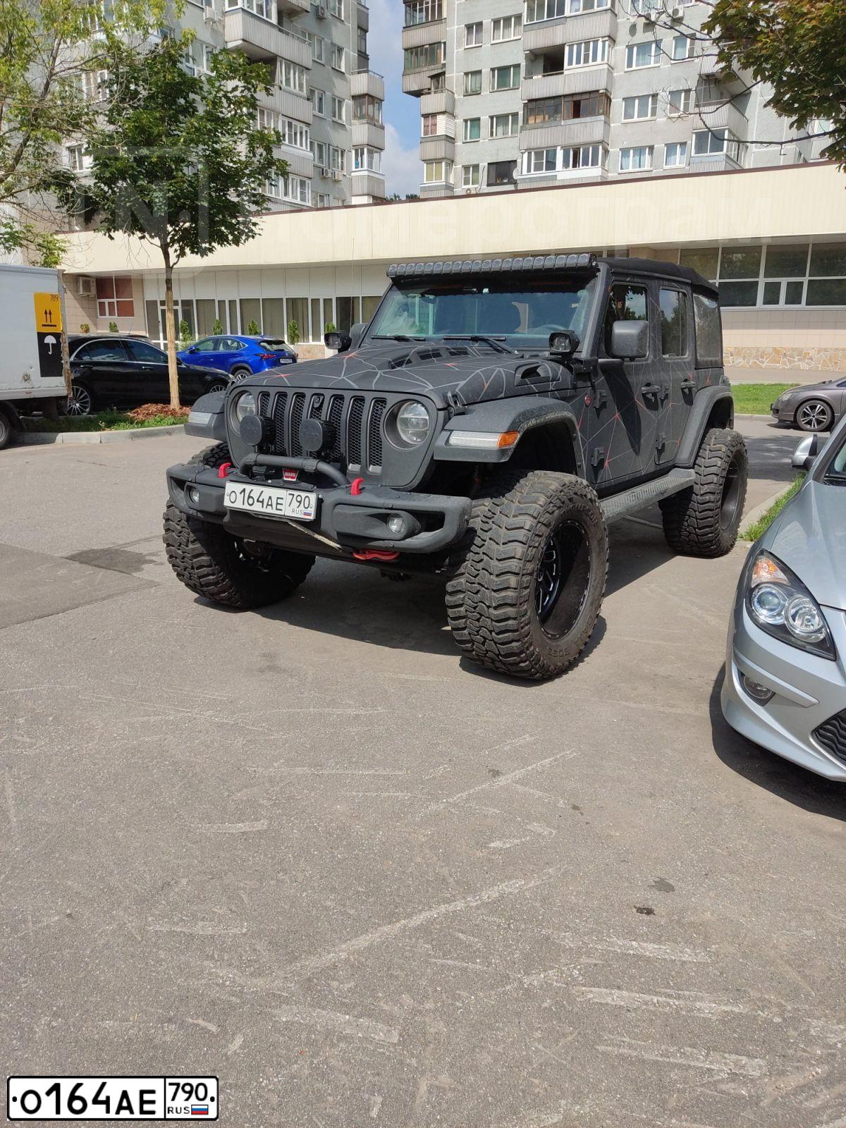 Фото автомобиля JEEP WRANGLER, 2020 — госномер О164АЕ790. Цвет: ЧЕРНЫЙ