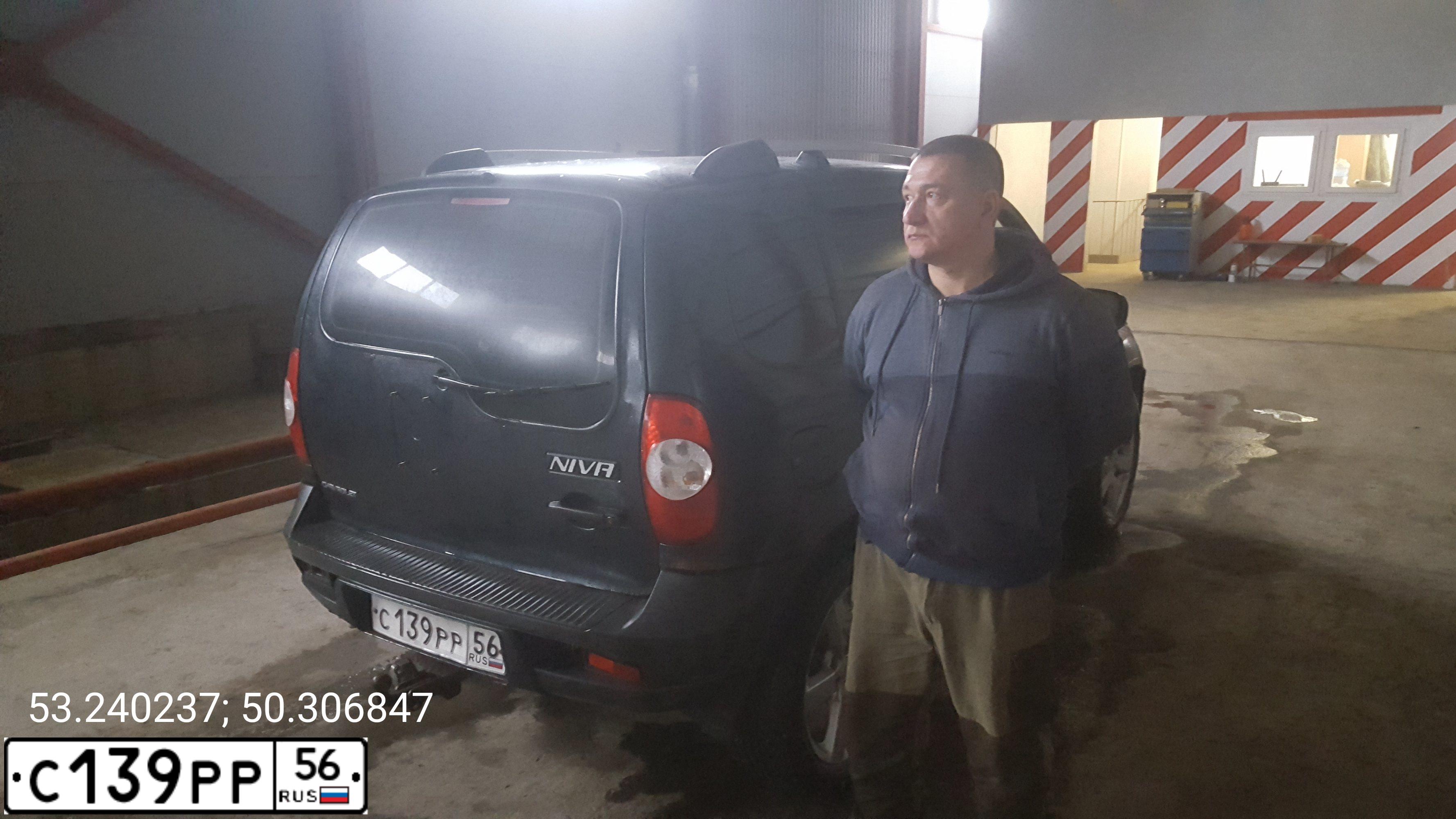 Фото автомобиля CHEVROLET NIVA, 2010 — госномер М093ХС763. Цвет: Черно-синий металлик