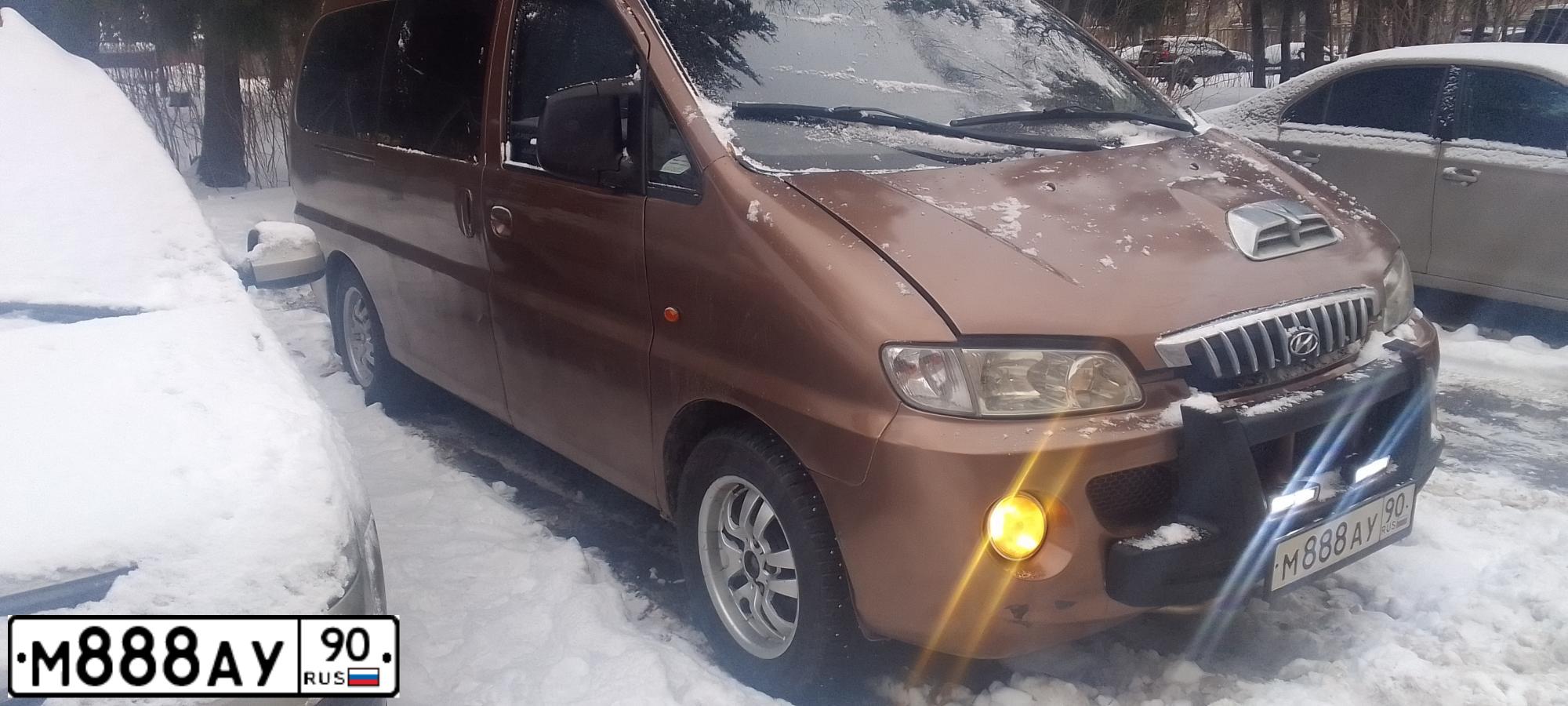 Фото автомобиля MITSUBISHI PAJERO, 2003 — госномер М888АУ90. Цвет: БЕЖЕВЫЙ
