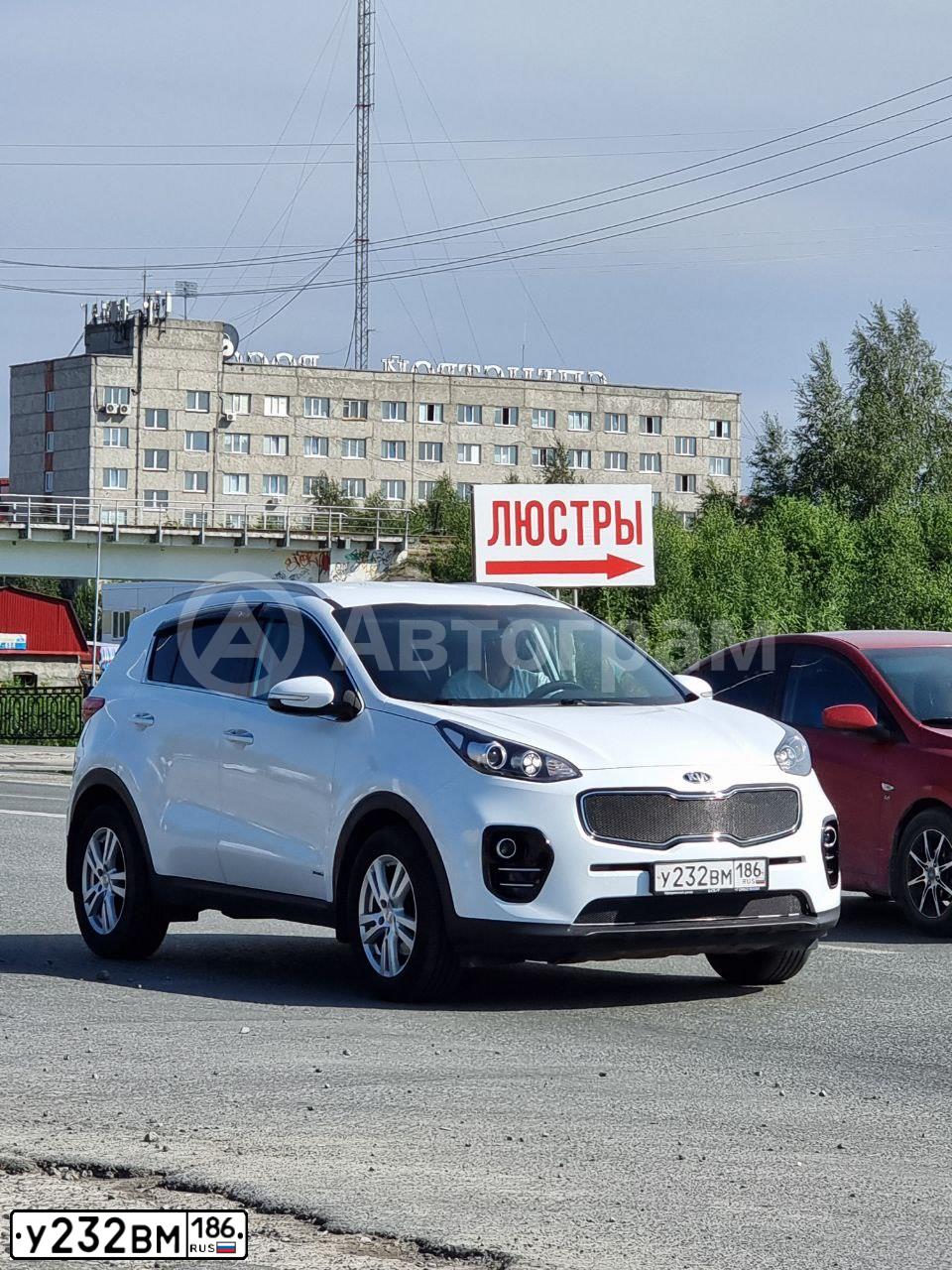 Фото автомобиля KIA SPORTAGE, 2017 — госномер У232ВМ186. Цвет: БЕЛЫЙ