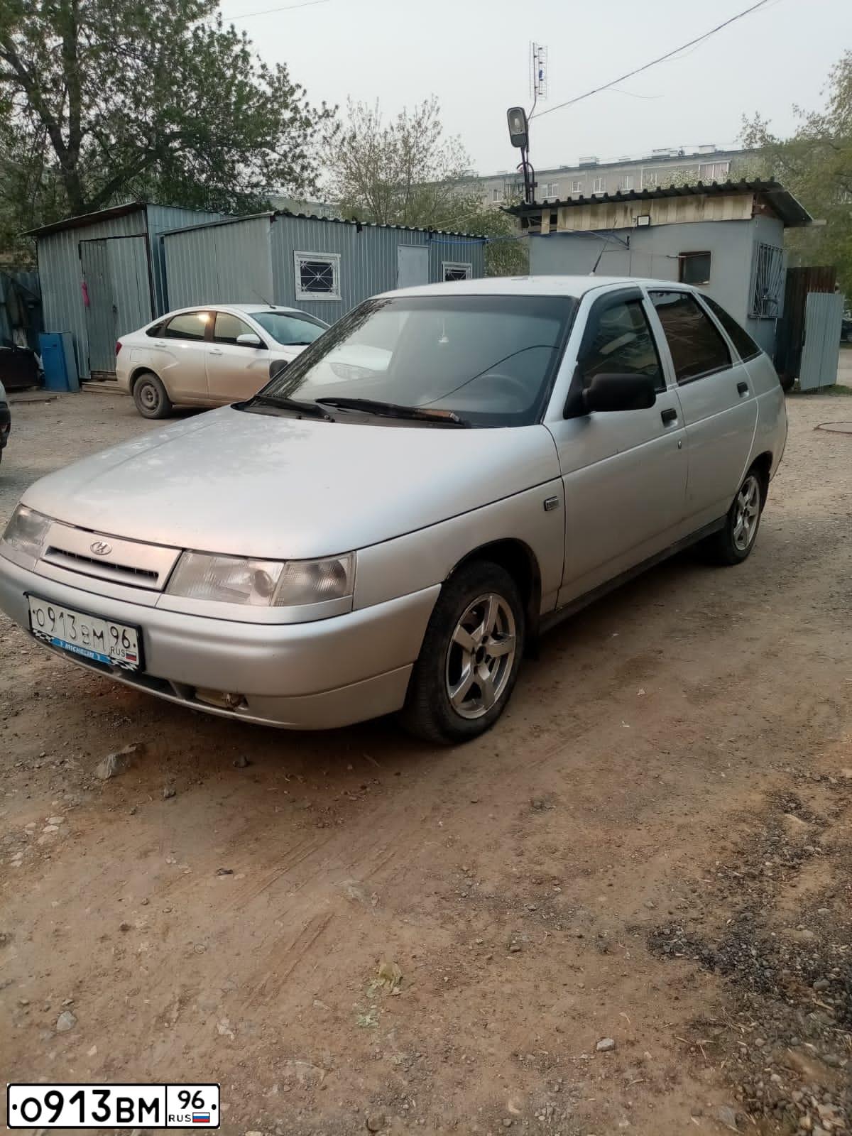 Фото автомобиля LADA 2112 LADA, 2004 — госномер О913ВМ96. Цвет: СВЕТЛО-СЕРЕБРИСТЫЙ МЕТАЛЛ