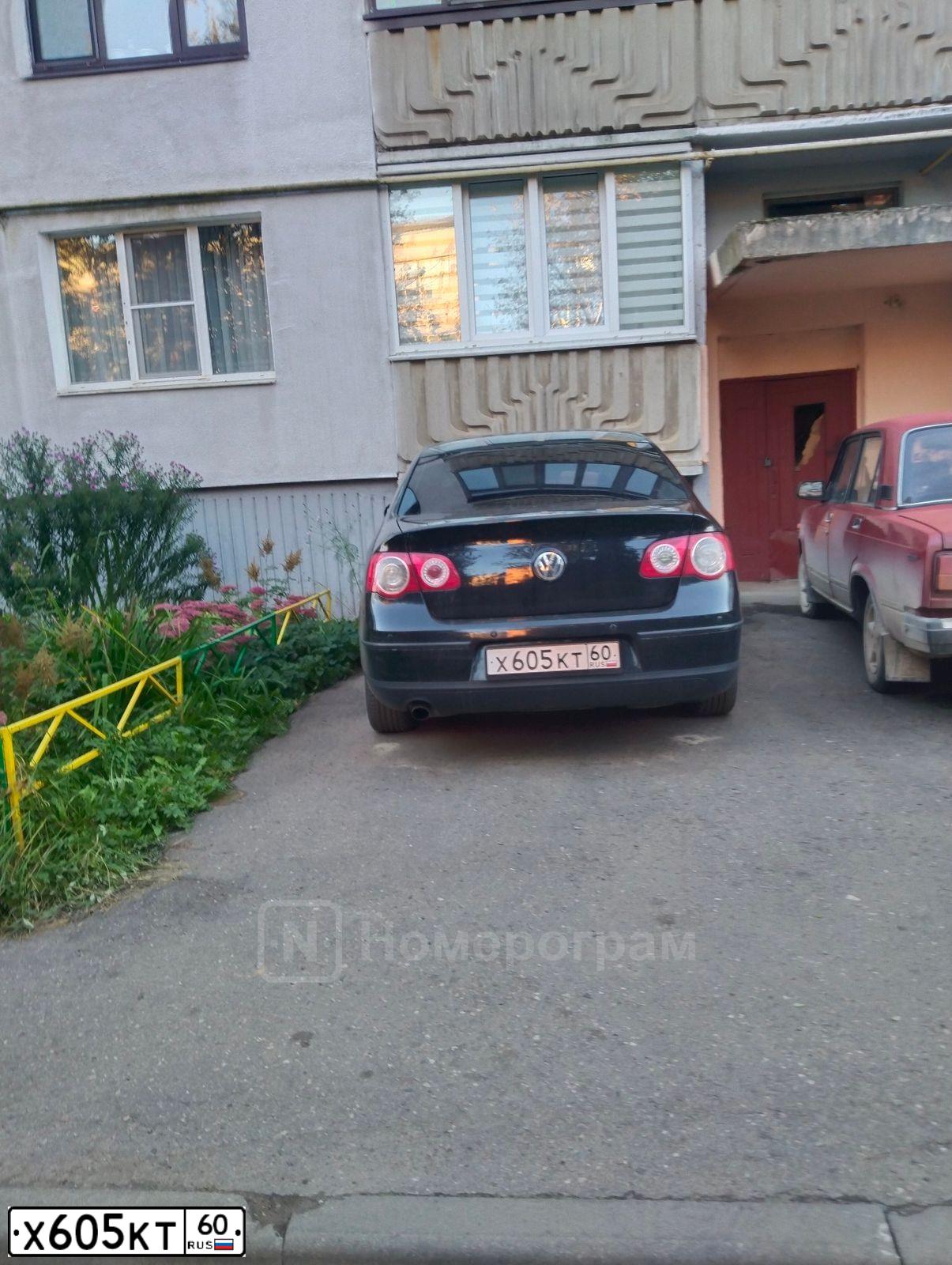 Фото автомобиля VOLKSWAGEN PASSAT, 2010 — госномер Х605КТ60. Цвет: ЧЕРНЫЙ