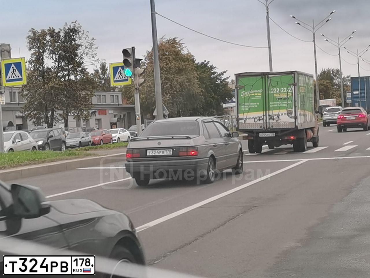 Фото автомобиля VOLKSWAGEN PASSAT, 1990 — госномер Т324РВ178. Цвет: СЕРЫЙ