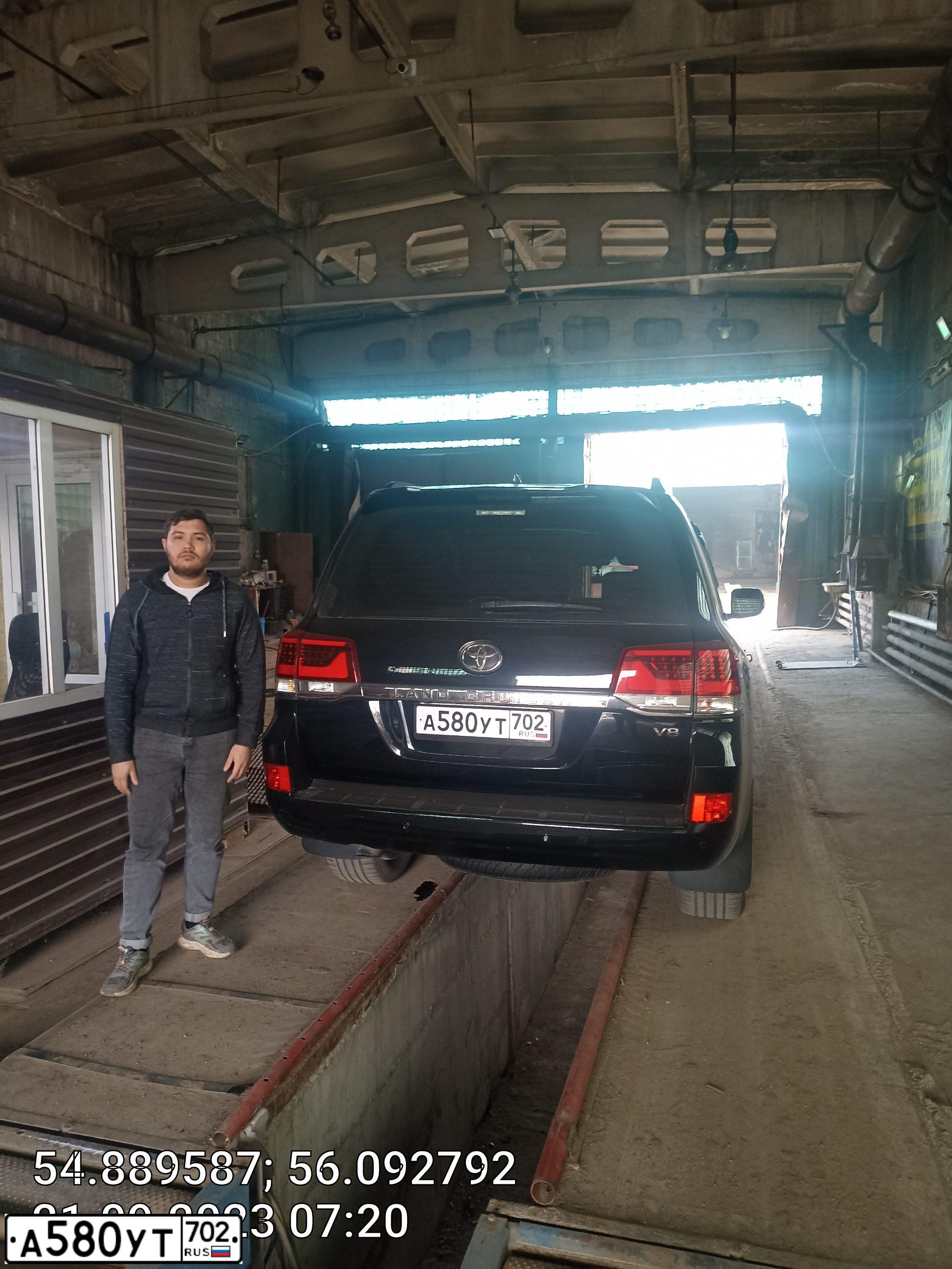 Фото автомобиля TOYOTA LANDCRUISER 200, 2017 — госномер А580УТ702. Цвет: ЧЕРНЫЙ