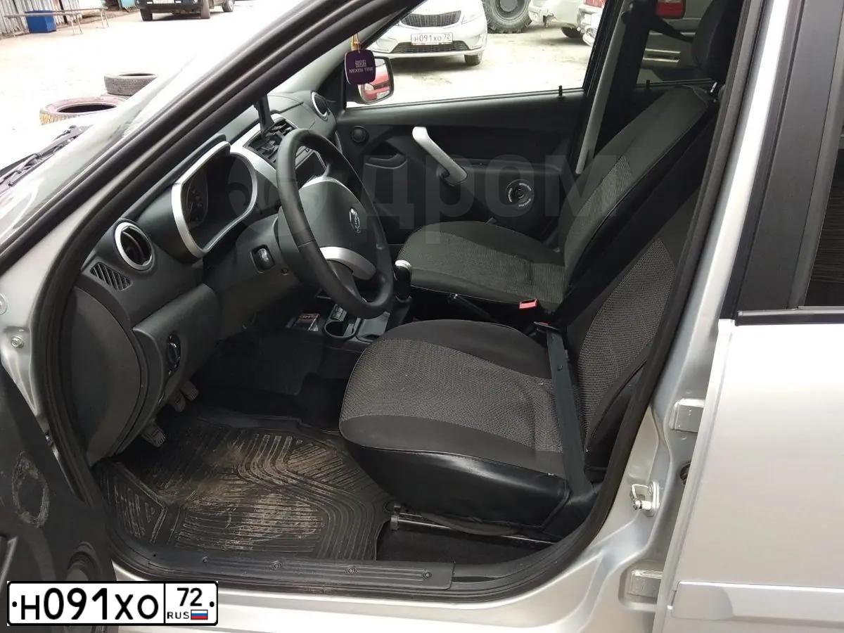 Фото автомобиля KIA RIO, 2012 — госномер Х047ХС55. Цвет: Серебристый
