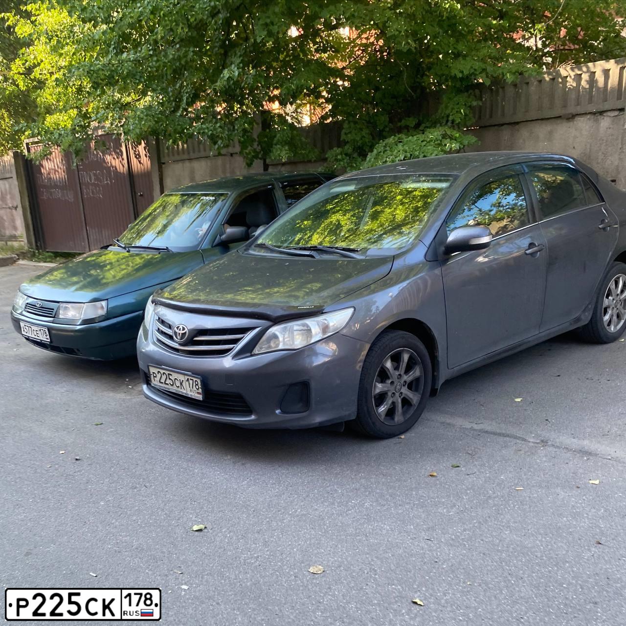 Фото автомобиля TOYOTA COROLLA, 2013 — госномер Р193КН198. Цвет: СЕРЫЙ
