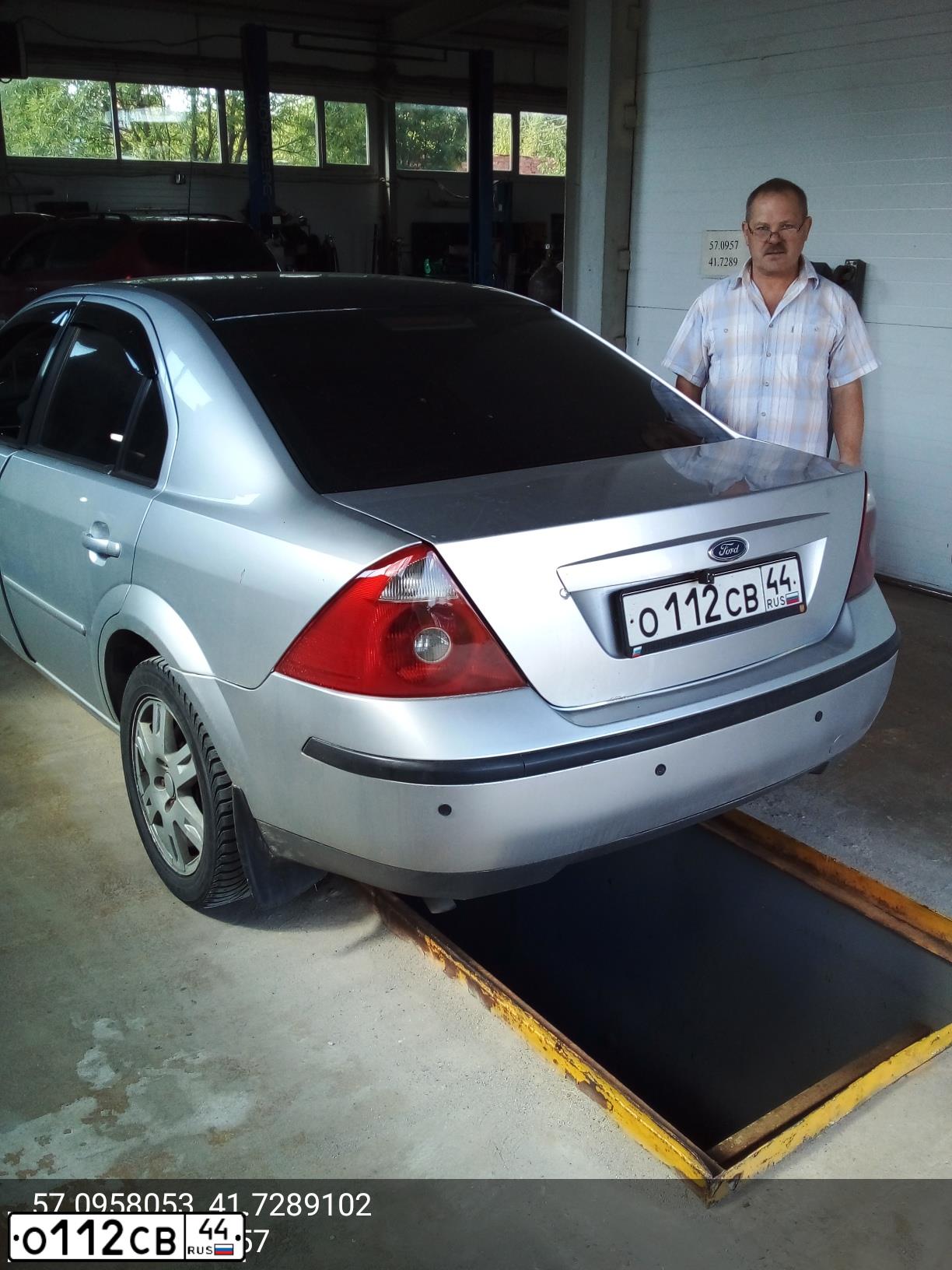 Фото автомобиля FORD MONDEO, 2004 — госномер Н373СС190. Цвет: Серебристый