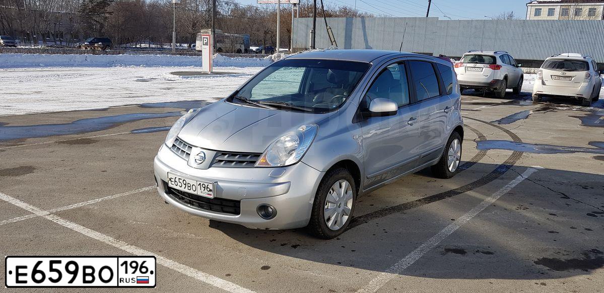 Фото автомобиля NISSAN NOTE, 2008 — госномер Е659ВО196. Цвет: Серебристый