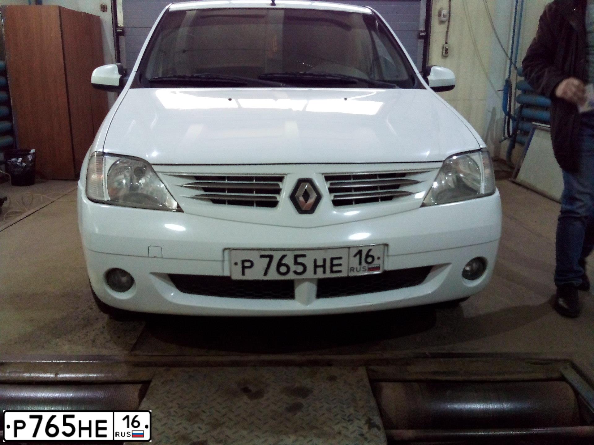 Фото автомобиля RENAULT LOGAN, 2007 — госномер Р765НЕ16. Цвет: Белый