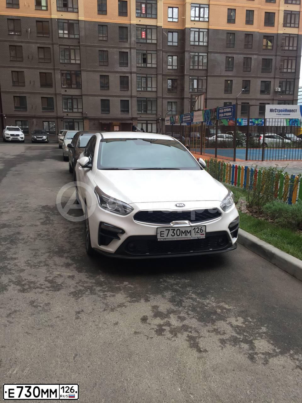 Фото автомобиля KIA CERATO, 2019 — госномер О557АМ126. Цвет: БЕЛЫЙ