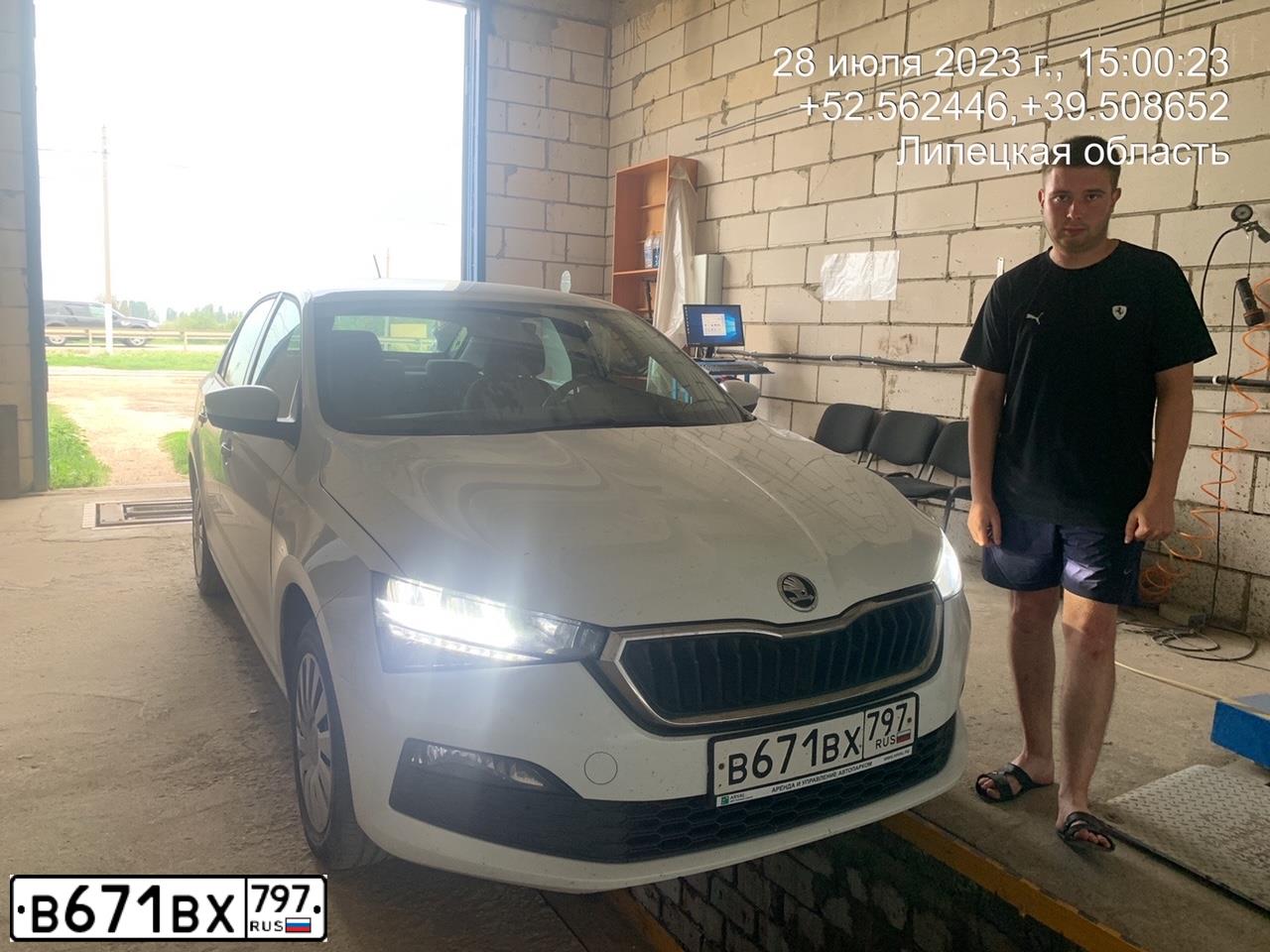 Фото автомобиля SKODA RAPID, 2020 — госномер Р135ОК32. Цвет: Белый