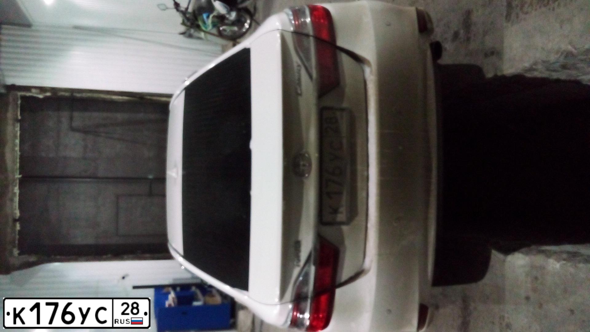 Фото автомобиля TOYOTA CAMRY, 2015 — госномер В080КТ28. Цвет: Белый