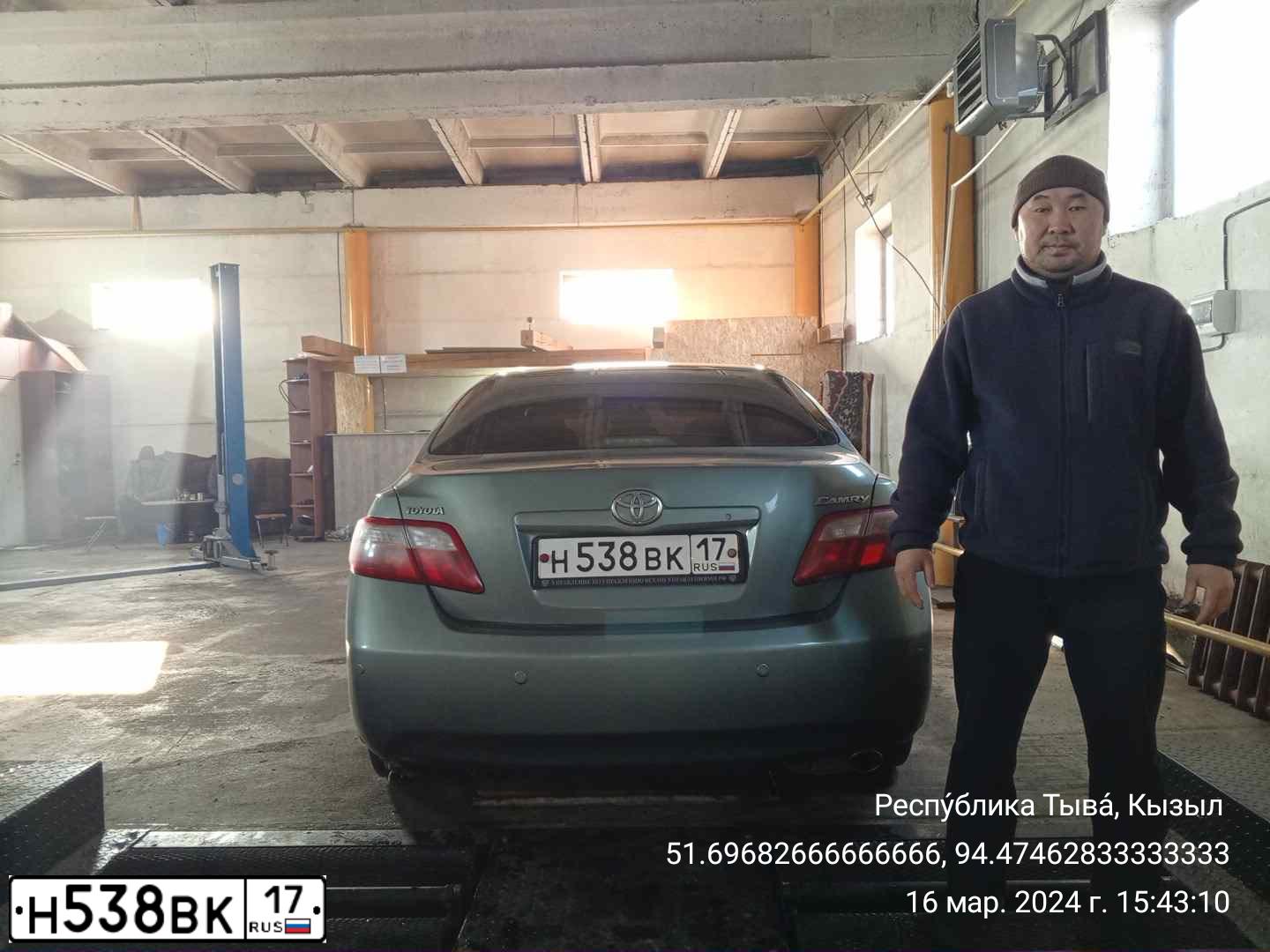 Фото автомобиля TOYOTA CAMRY, 2008 — госномер О138ОО42. Цвет: бирюзовый