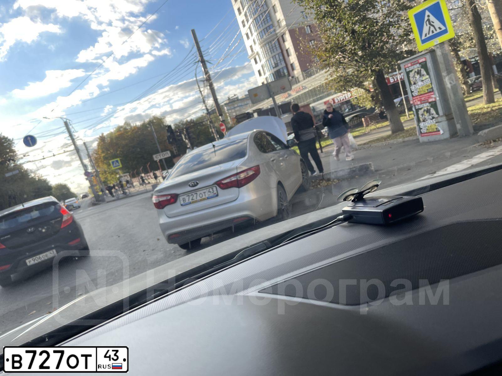 Фото автомобиля KIA RIO, 2014 — госномер В727ОТ43. Цвет: СЕРЕБРИСТЫЙ