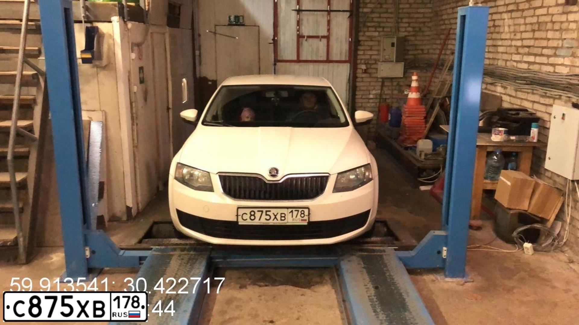 Фото автомобиля SKODA OCTAVIA, 2014 — госномер С875ХВ178. Цвет: БЕЛЫЙ