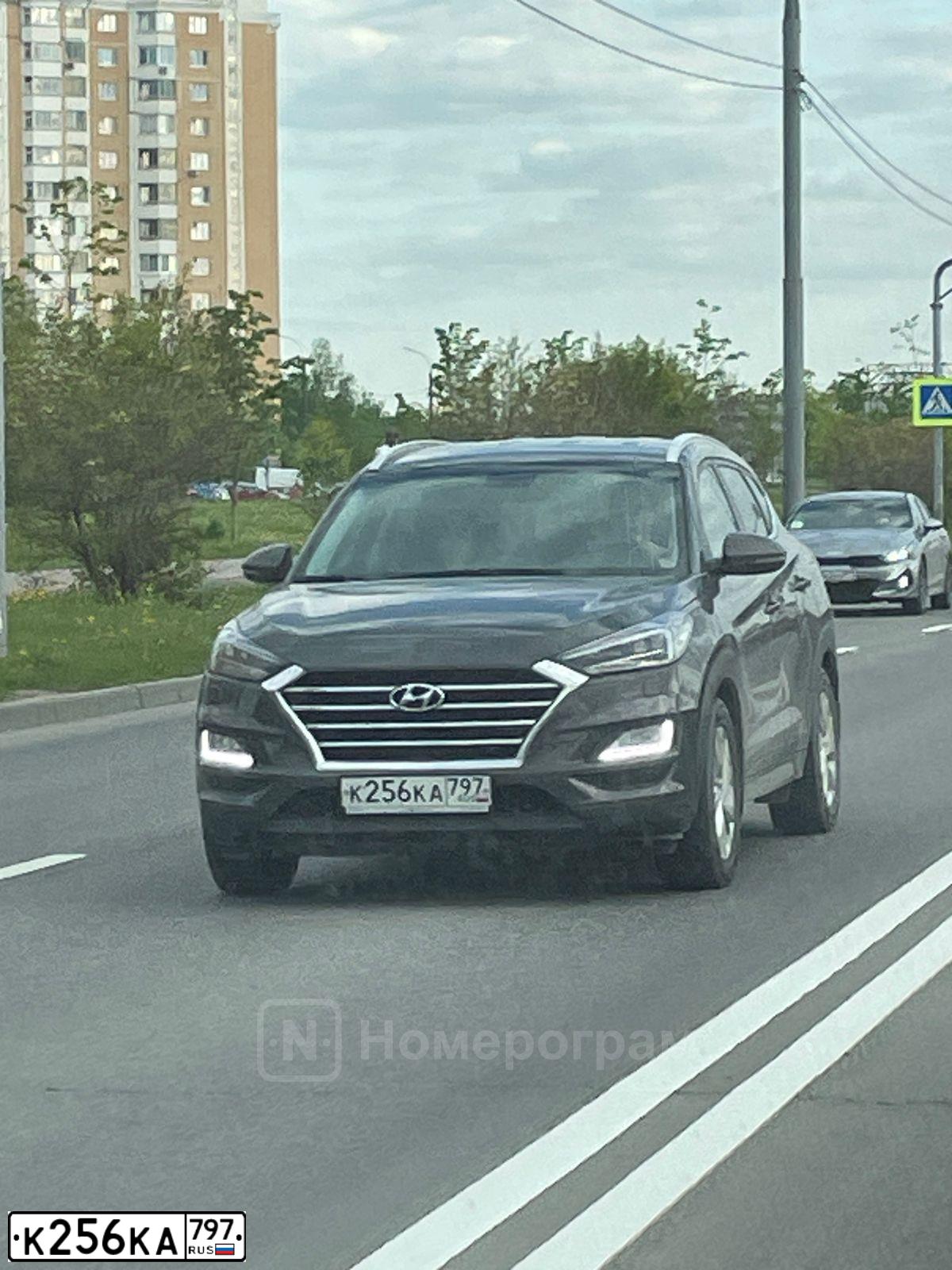 Фото автомобиля HYUNDAI TUCSON, 2018 — госномер К256КА797. Цвет: Коричневый