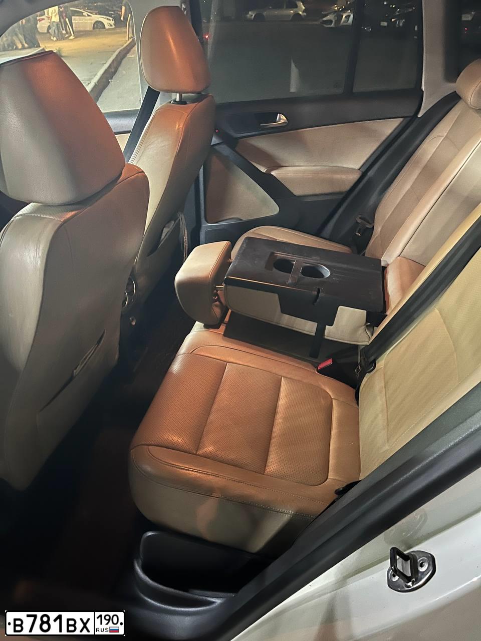 Фото автомобиля VOLKSWAGEN TIGUAN, 2010 — госномер В781ВХ190. Цвет: БЕЛЫЙ
