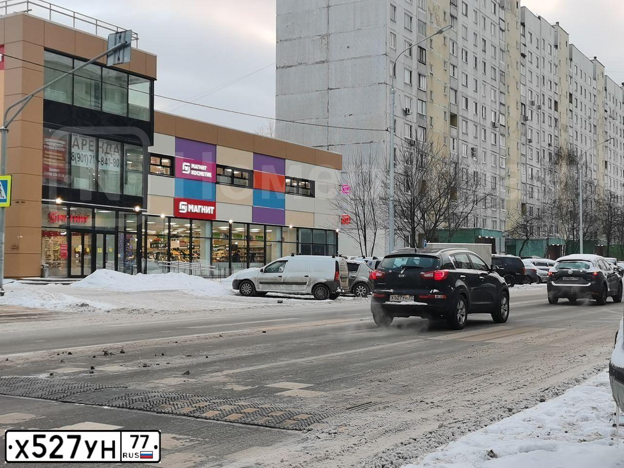 Фото автомобиля TOYOTA AVENSIS, 1998 — госномер М455КМ150. Цвет: ЗЕЛЕНЫЙ
