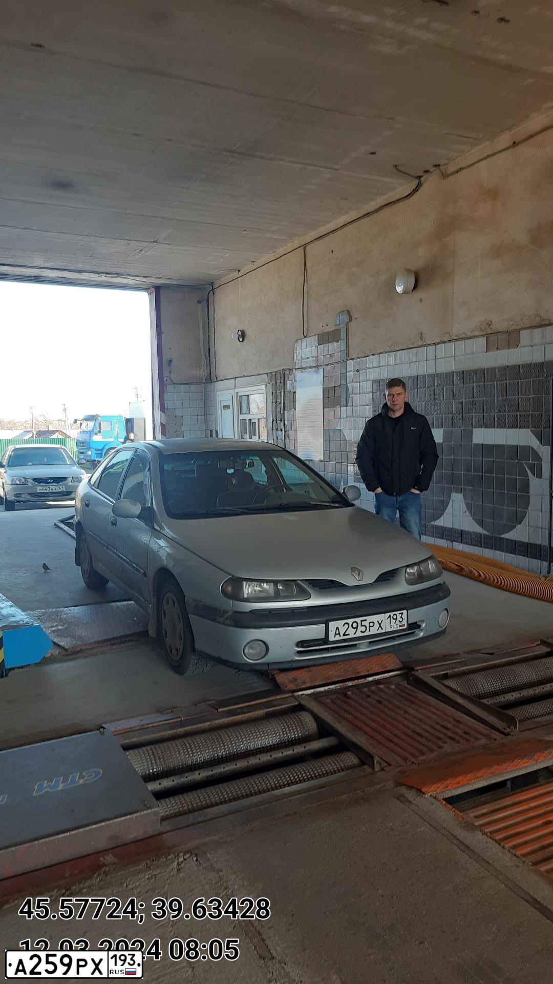 Фото автомобиля RENAULT LAGUNA, 2000 — госномер А259РХ193. Цвет: СЕРЫЙ