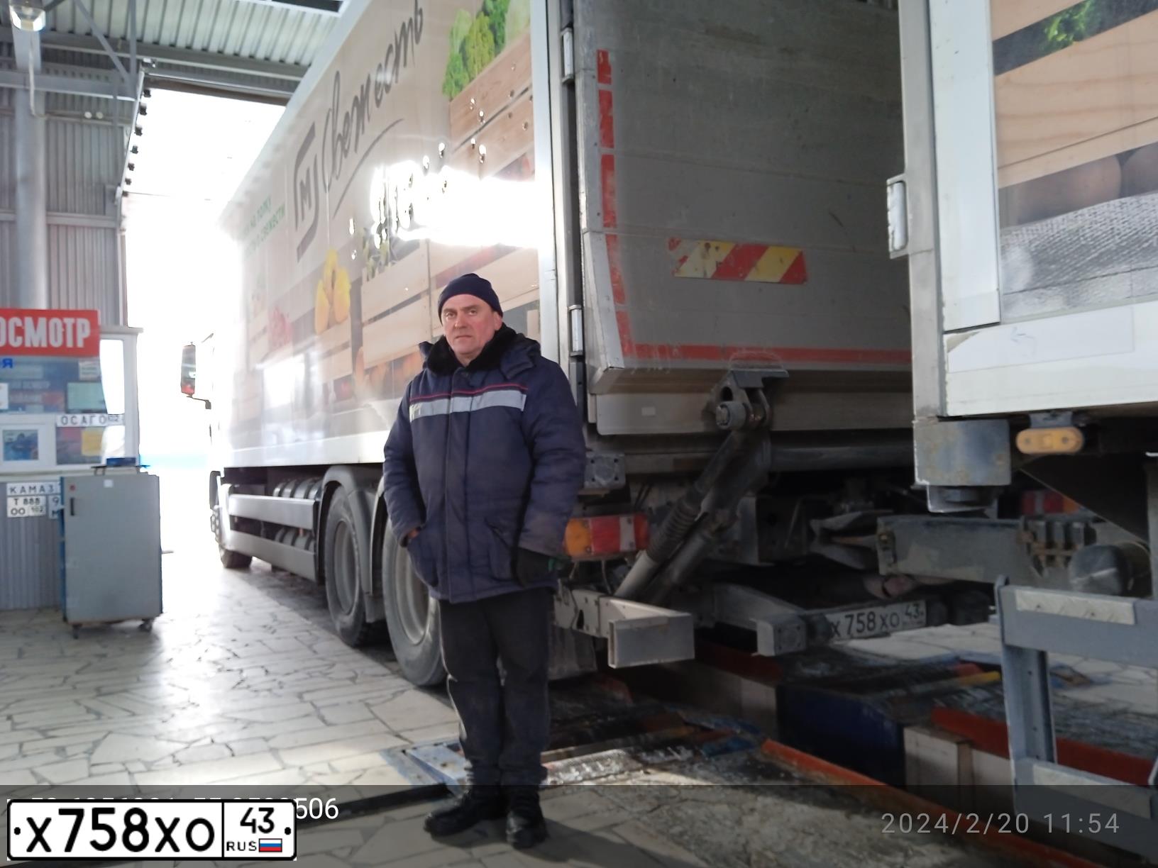 Фото автомобиля MAN TGS 28.XXX /6X2/, 2013 — госномер Х758ХО43. Цвет: Красный