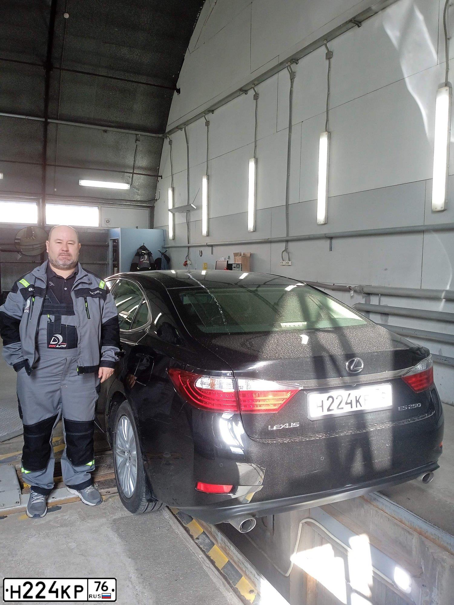 Фото автомобиля LEXUS ES, 2015 — госномер Н042СК198. Цвет: ЧЕРНЫЙ