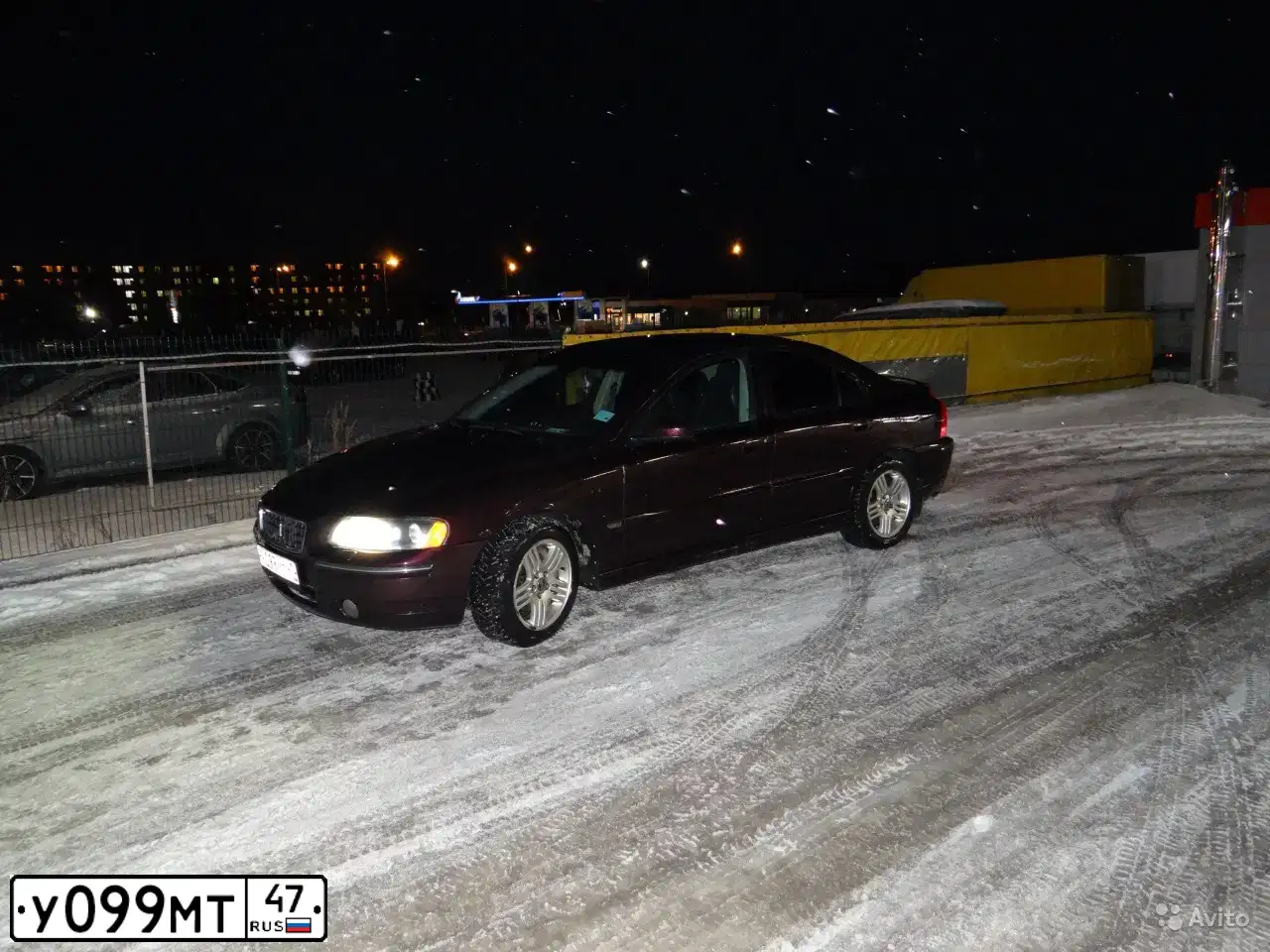 Фото автомобиля VOLVO S60, 2006 — госномер У099МТ47. Цвет: БОРДОВЫЙ