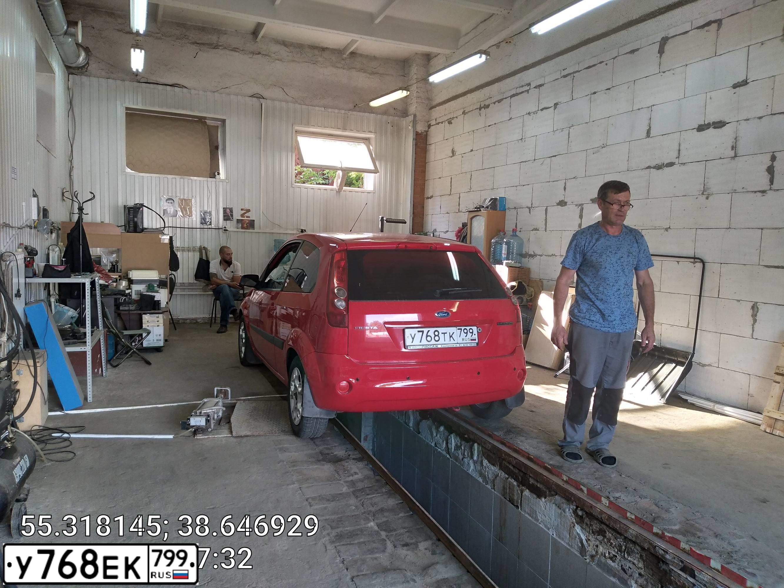 Фото автомобиля FORD FIESTA / ASPIRE, 2007 — госномер У768ТК799. Цвет: Красный
