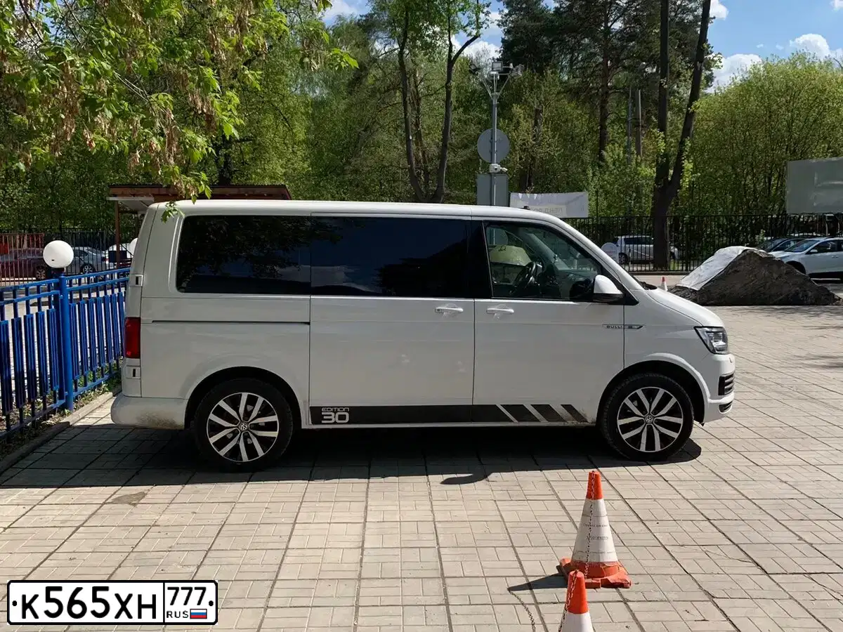 Фото автомобиля VOLKSWAGEN TRANSPORTER, 2017 — госномер Т174ХР71. Цвет: БЕЛЫЙ