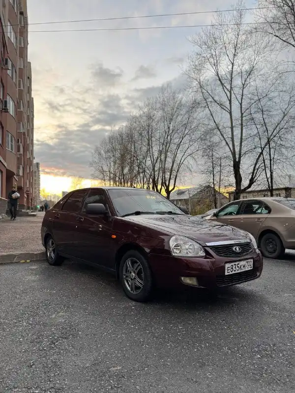 Фото автомобиля LADA 2172 PRIORA, 2013 — госномер Е835КМ702. Цвет: ТЕМНО-ВИШНЕВЫЙ