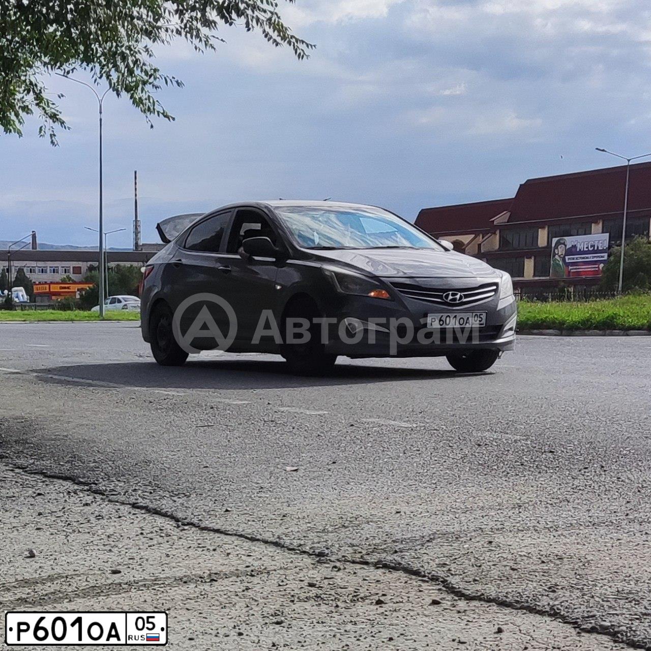 Фото автомобиля HYUNDAI SOLARIS, 2015 — госномер В686ЕА790. Цвет: БЕЛЫЙ ЖЕЛТЫЙ СЕРЫЙ