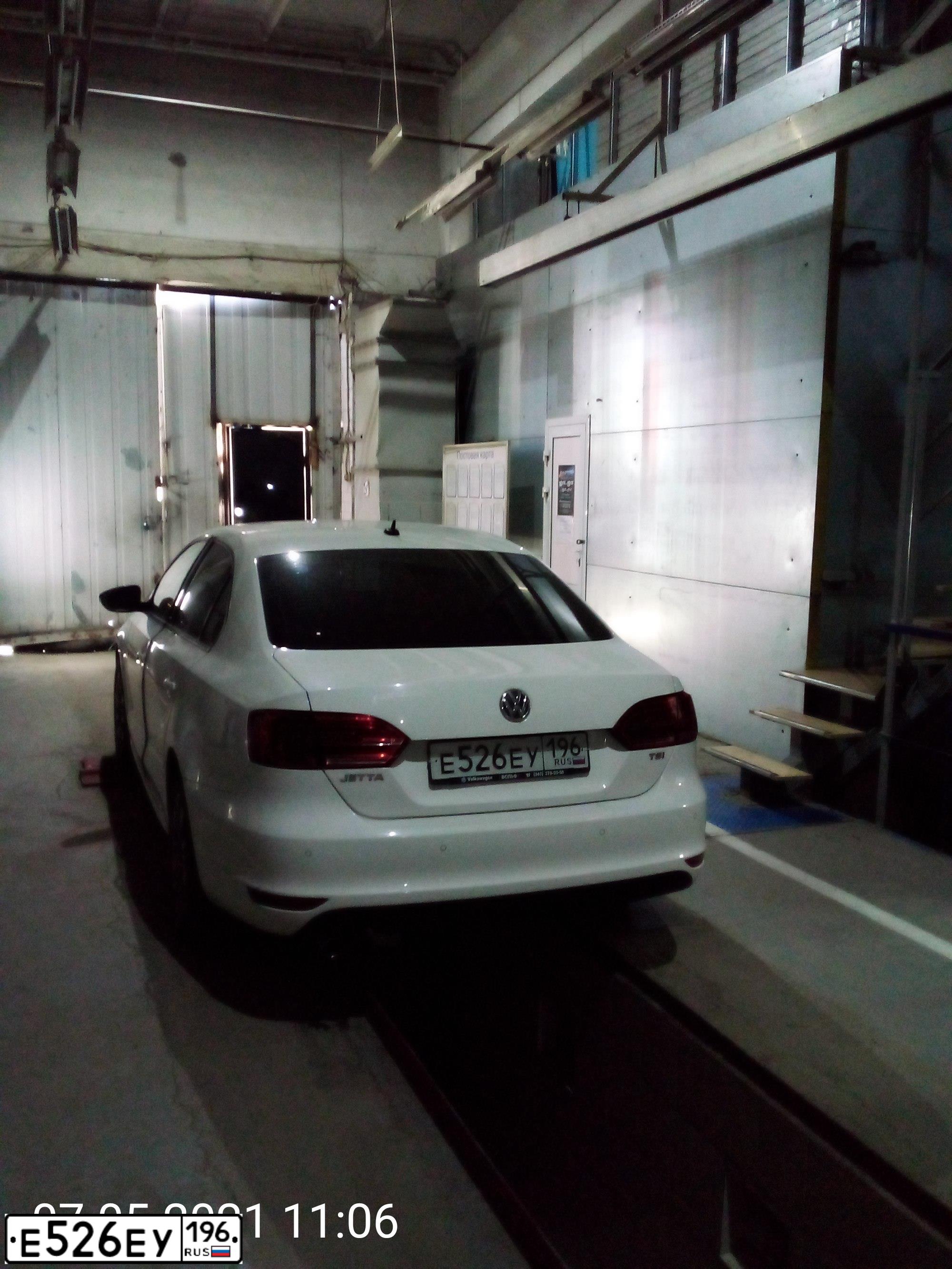 Фото автомобиля VOLKSWAGEN JETTA, 2014 — госномер Е526ЕУ196. Цвет: БЕЛЫЙ