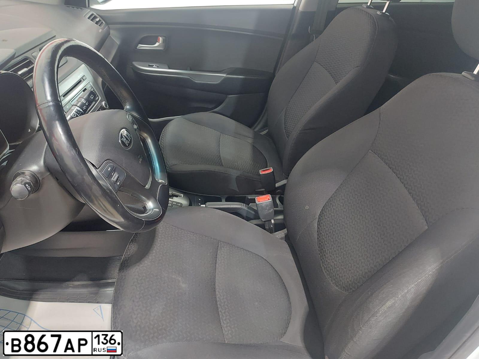 Фото автомобиля KIA RIO, 2016 — госномер У060НЕ136. Цвет: Белый