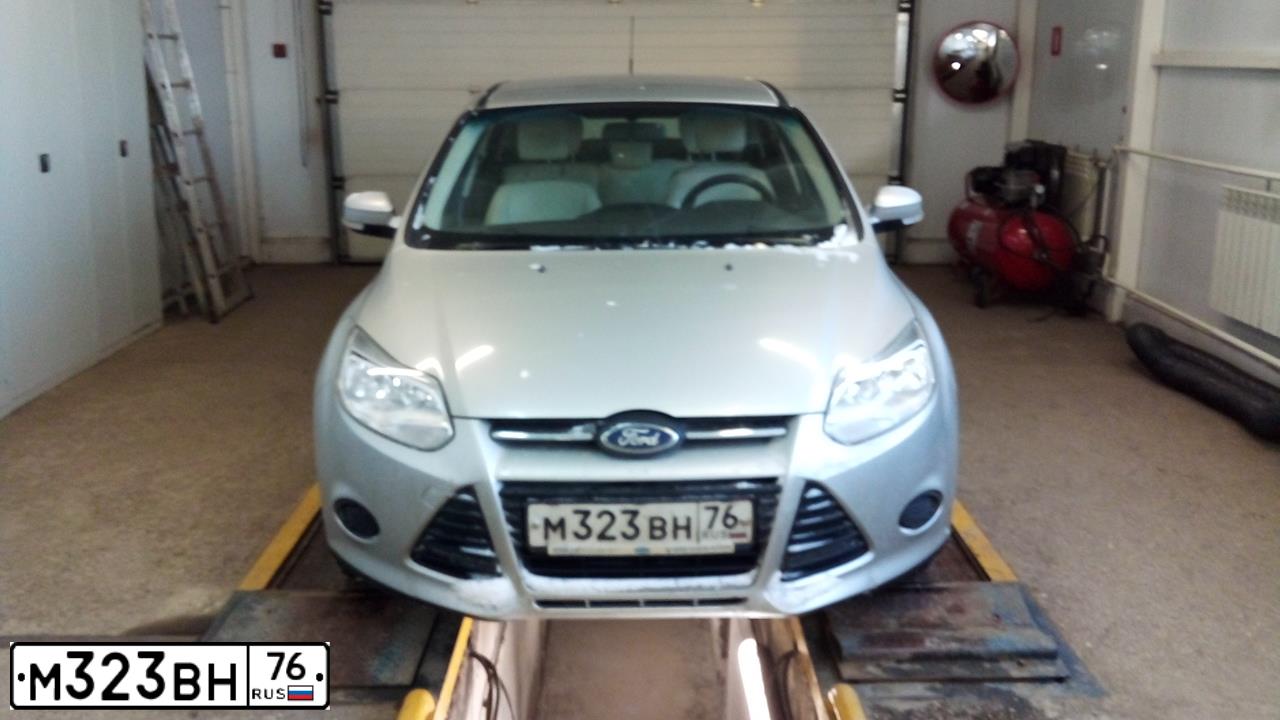 Фото автомобиля FORD FOCUS, 2012 — госномер М323ВН76. Цвет: СВЕТЛО-СЕРЫЙ
