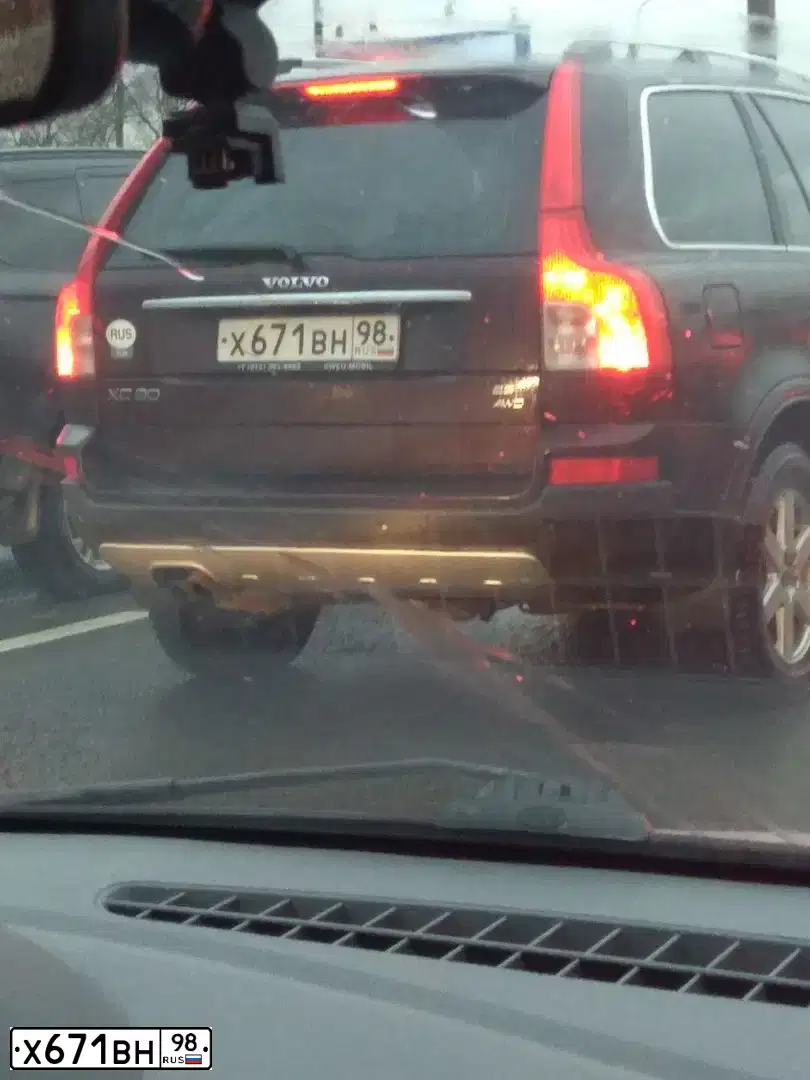 Фото автомобиля VOLVO XC90, 2007 — госномер Х671ВН98. Цвет: БОРДОВЫЙ