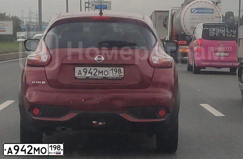 Фото автомобиля NISSAN JUKE, 2018 — госномер А942МО198. Цвет: КРАСНЫЙ