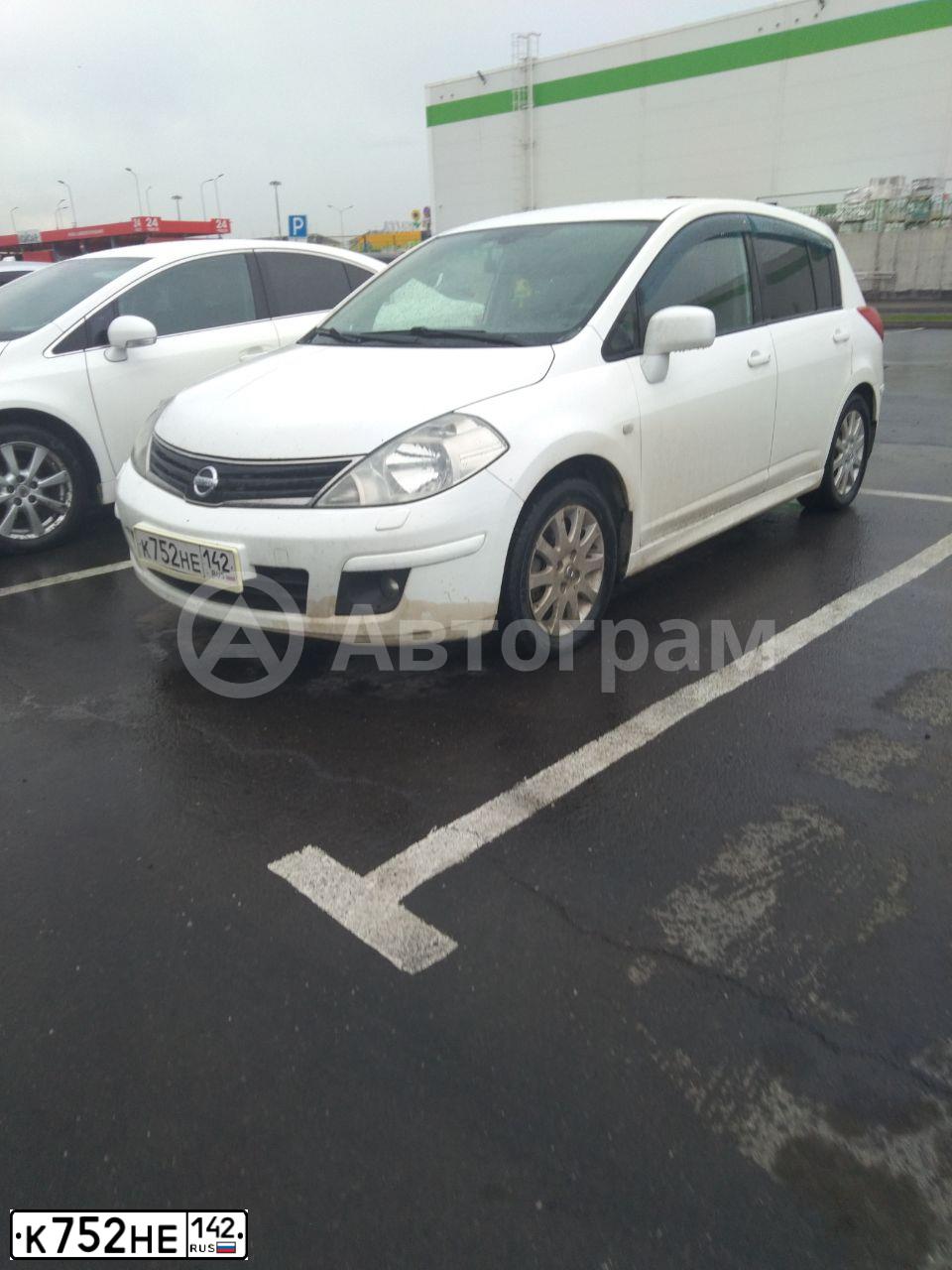 Фото автомобиля NISSAN TIIDA, 2010 — госномер К752НЕ142. Цвет: Белый