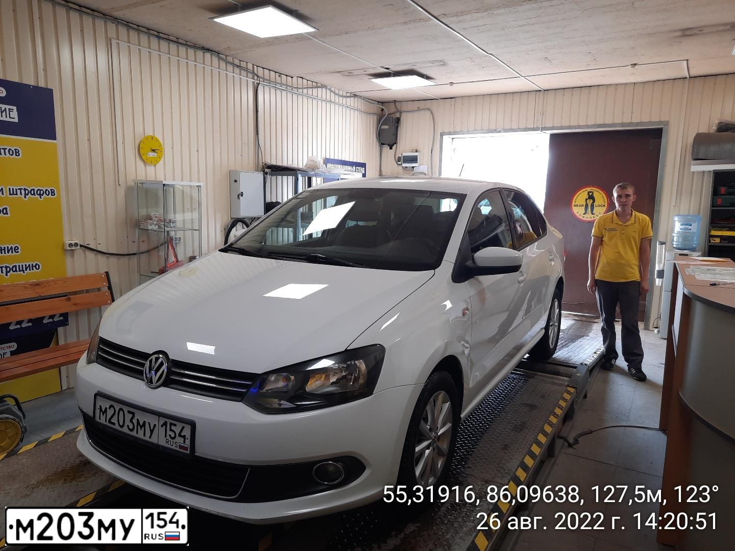 Фото автомобиля VOLKSWAGEN POLO, 2015 — госномер С666ОН154. Цвет: Белый