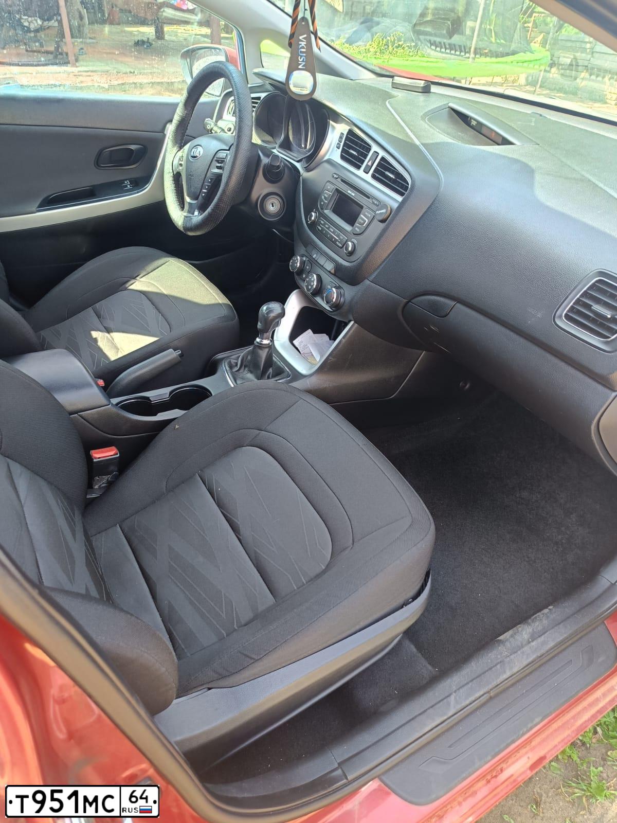 Фото автомобиля KIA CEE'D, 2013 — госномер Т951МС64. Цвет: КРАСНЫЙ