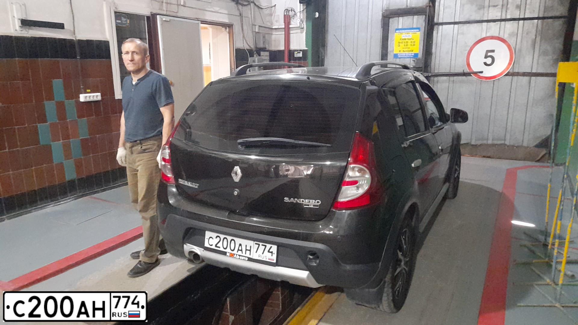 Фото автомобиля RENAULT SANDERO, 2012 — госномер С200АН774. Цвет: ЧЕРНЫЙ