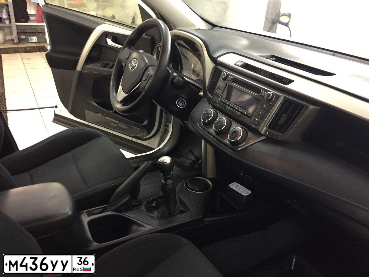 Фото автомобиля TOYOTA RAV4, 2013 — госномер М436УУ36. Цвет: Белый